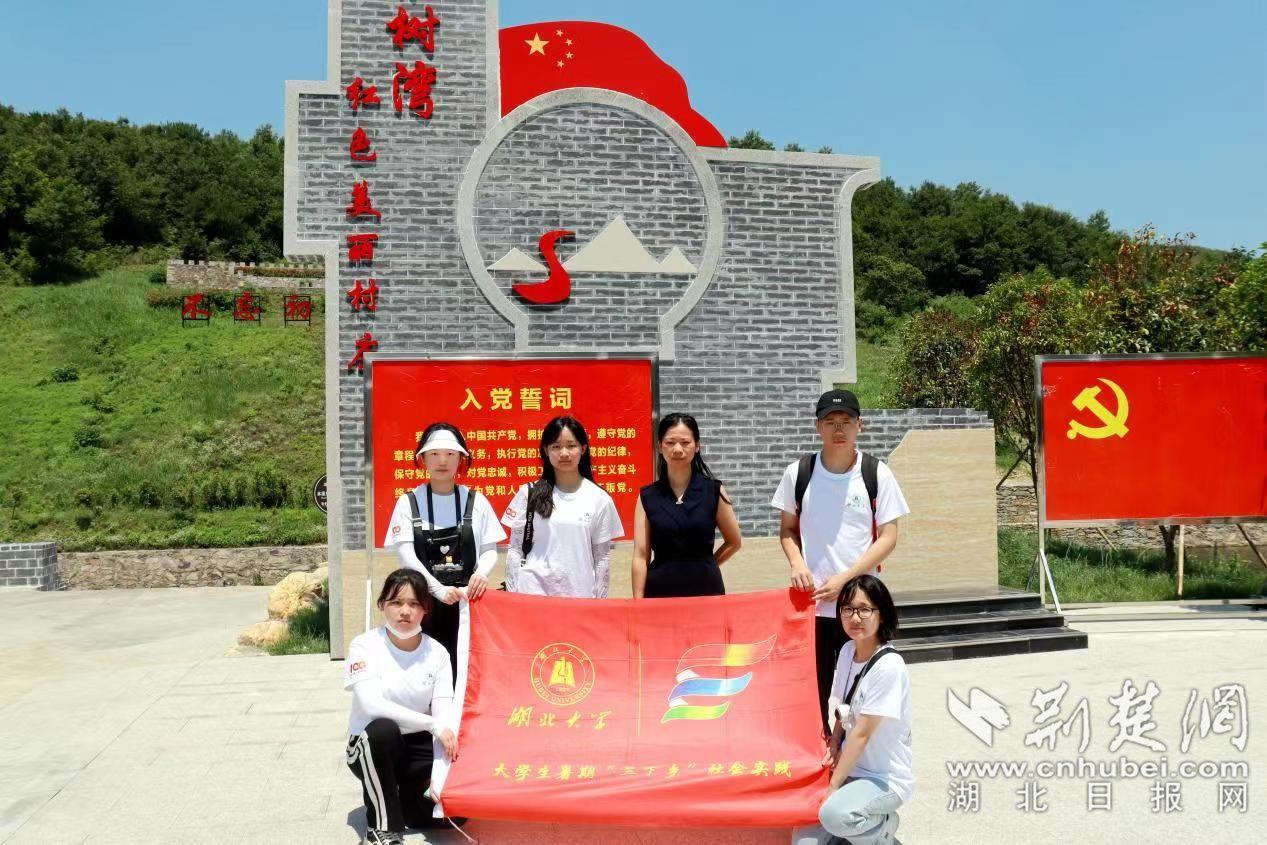 如何装饰自己在公司的办公桌？游戏画面